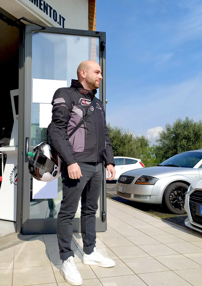 BEFAST Cinghia Tracolla Porta Casco Aggancio Micrometrico Motoabbigliamento.it Nero 6 BEFAST Cinghia Tracolla Porta Casco Aggancio Micrometrico Motoabbigliamento.it Nero - immagine 4