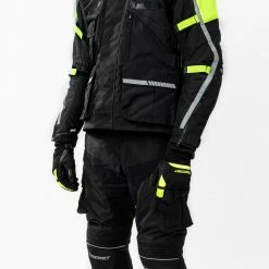 Kit Completo Touring Tech CE 3 Strati Giallo - Giacca Moto Certificata Befast + Pantaloni Moto Certificati Befast 15 Kit Completo Touring Tech CE 3 Strati Giallo - Giacca Moto Certificata Befast + Pantaloni Moto Certificati Befast -Negozio al dettaglio BEFAST 2022 shooting befast touring tech nero giallo 10 1 scaled