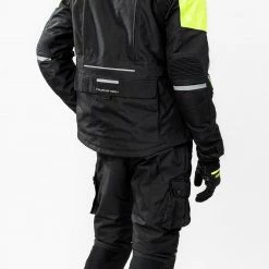 Kit Completo Touring Tech CE 3 Strati Giallo - Giacca Moto Certificata Befast + Pantaloni Moto Certificati Befast 14 Kit Completo Touring Tech CE 3 Strati Giallo - Giacca Moto Certificata Befast + Pantaloni Moto Certificati Befast -Negozio al dettaglio BEFAST 2022 shooting befast touring tech nero giallo 9 1 scaled