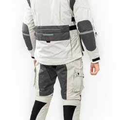 Kit Completo Touring Tech CE 3 Strati Grigio - Giacca Moto Certificata Befast + Pantaloni Moto Certificati Befast 13 Kit Completo Touring Tech CE 3 Strati Grigio - Giacca Moto Certificata Befast + Pantaloni Moto Certificati Befast -Negozio al dettaglio BEFAST 2022 shooting befast touring tech nero grigio 2 scaled