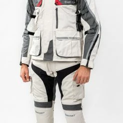 Kit Completo Touring Tech CE 3 Strati Grigio - Giacca Moto Certificata Befast + Pantaloni Moto Certificati Befast 14 Kit Completo Touring Tech CE 3 Strati Grigio - Giacca Moto Certificata Befast + Pantaloni Moto Certificati Befast -Negozio al dettaglio BEFAST 2022 shooting befast touring tech nero grigio scaled